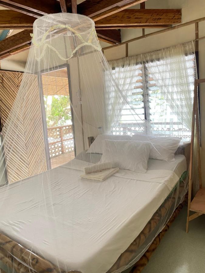 Borbon'S Treehouse By The Sea Bed & Breakfast Мамбаджао Екстериор снимка