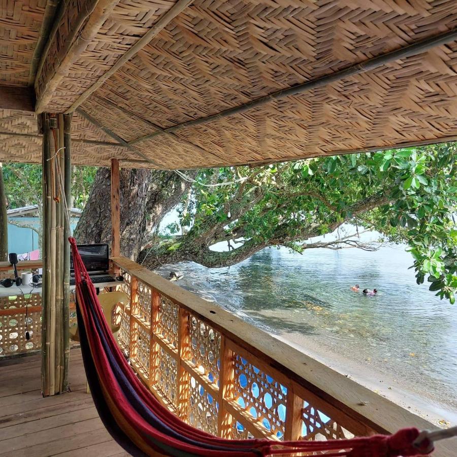 Borbon'S Treehouse By The Sea Bed & Breakfast Мамбаджао Екстериор снимка