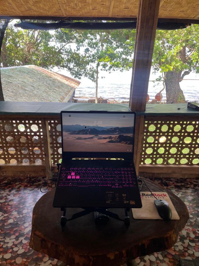 Borbon'S Treehouse By The Sea Bed & Breakfast Мамбаджао Екстериор снимка