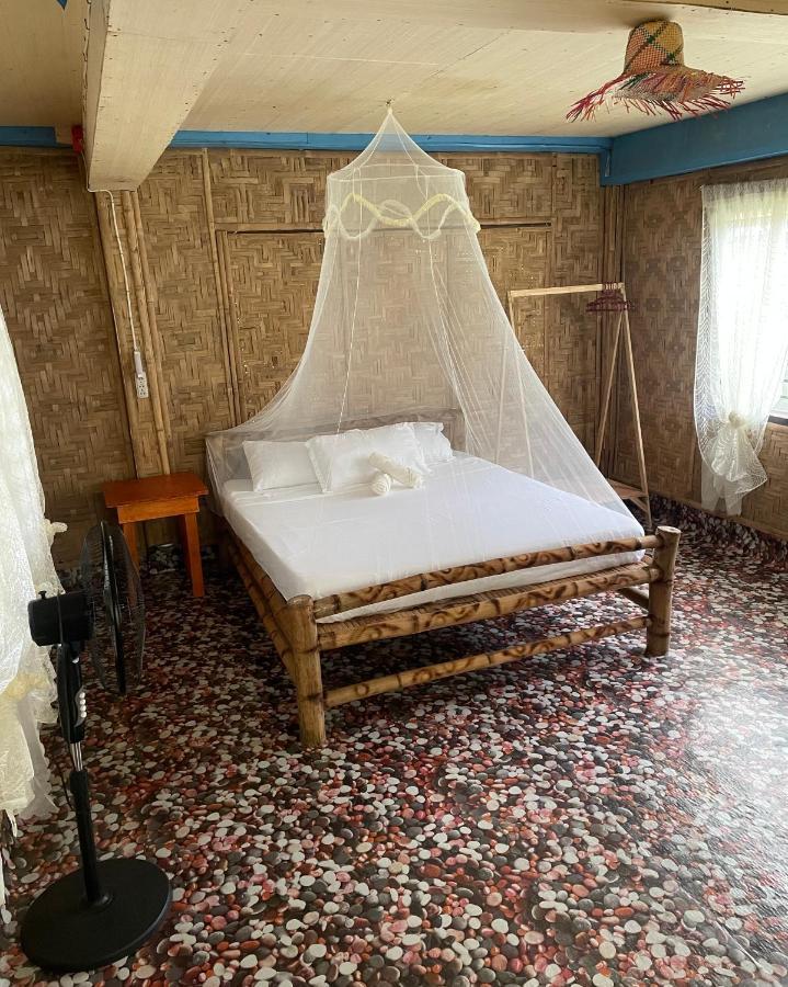 Borbon'S Treehouse By The Sea Bed & Breakfast Мамбаджао Екстериор снимка