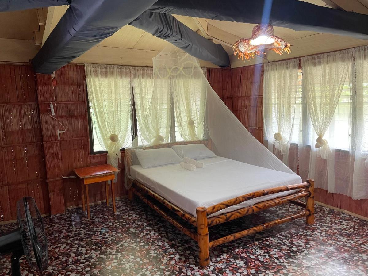 Borbon'S Treehouse By The Sea Bed & Breakfast Мамбаджао Екстериор снимка