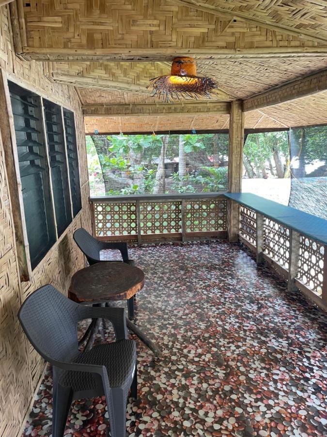 Borbon'S Treehouse By The Sea Bed & Breakfast Мамбаджао Екстериор снимка