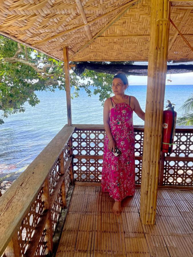 Borbon'S Treehouse By The Sea Bed & Breakfast Мамбаджао Екстериор снимка