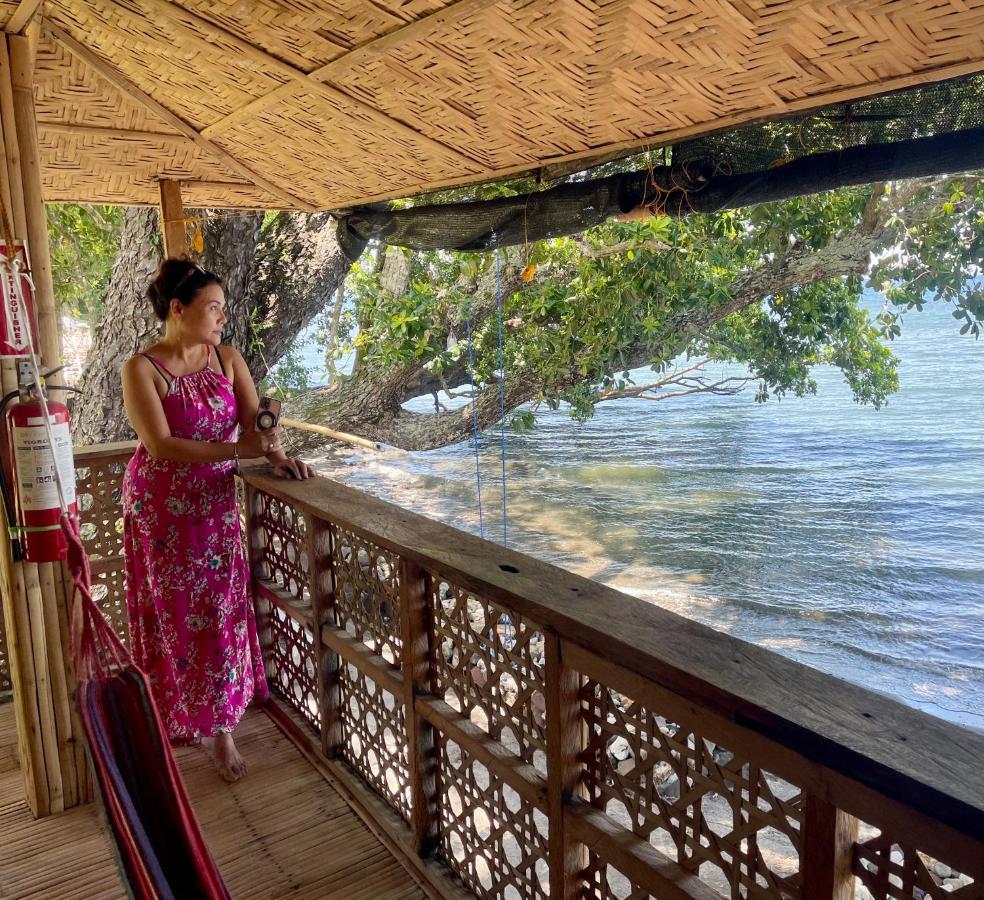 Borbon'S Treehouse By The Sea Bed & Breakfast Мамбаджао Екстериор снимка