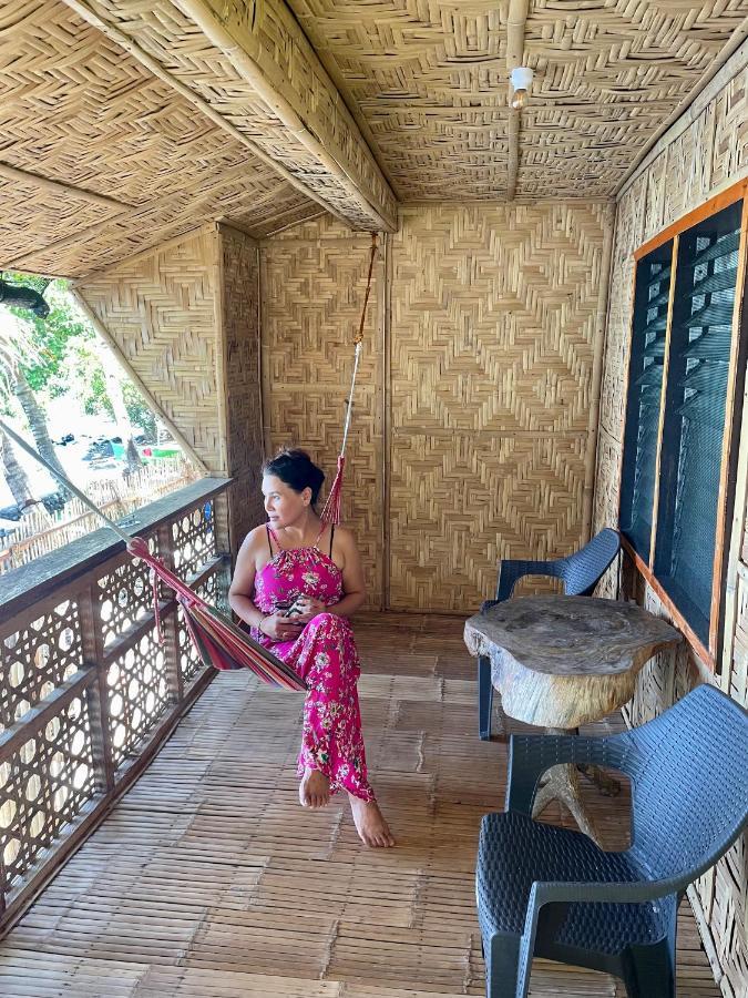 Borbon'S Treehouse By The Sea Bed & Breakfast Мамбаджао Екстериор снимка