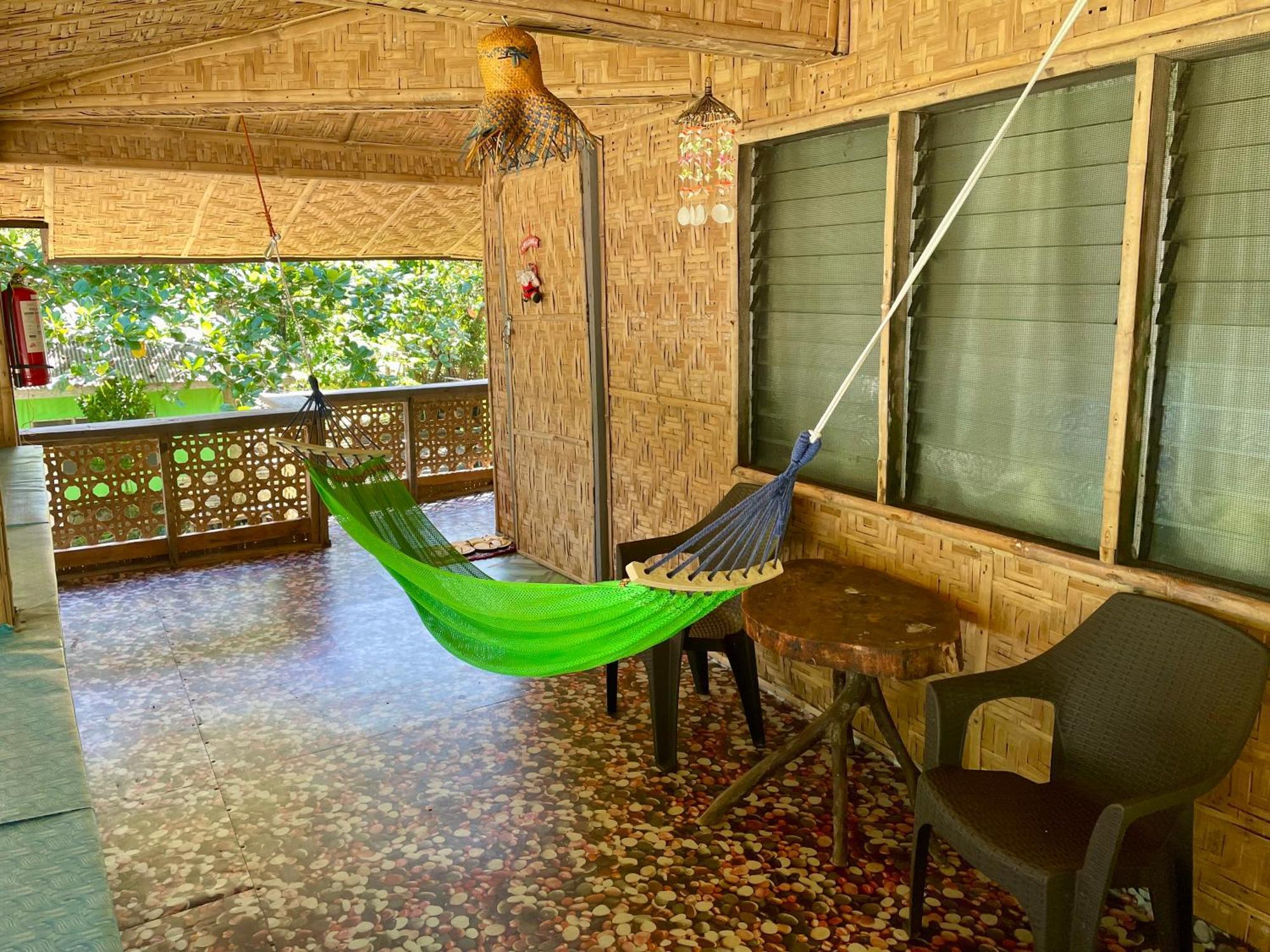 Borbon'S Treehouse By The Sea Bed & Breakfast Мамбаджао Екстериор снимка