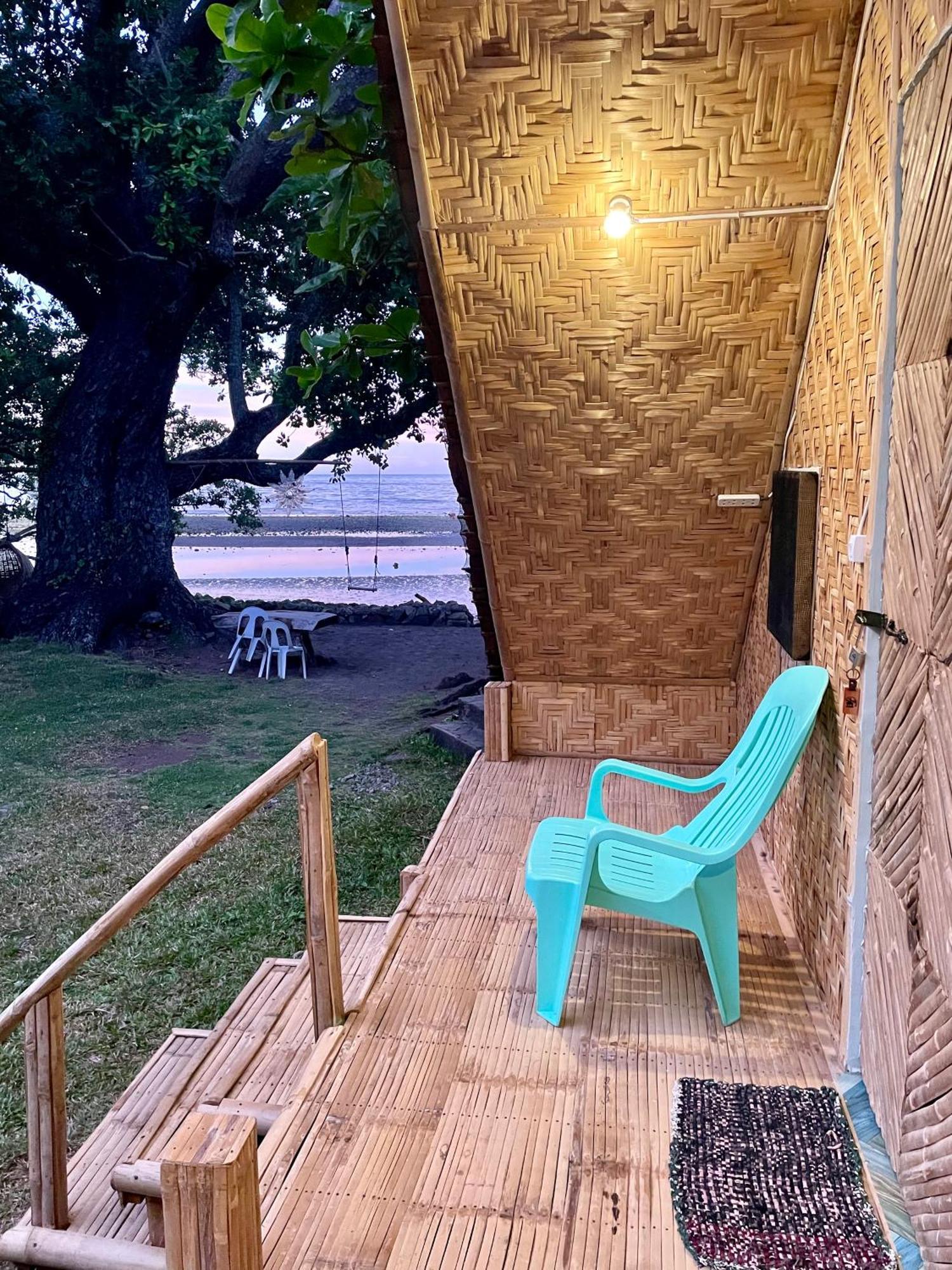 Borbon'S Treehouse By The Sea Bed & Breakfast Мамбаджао Екстериор снимка