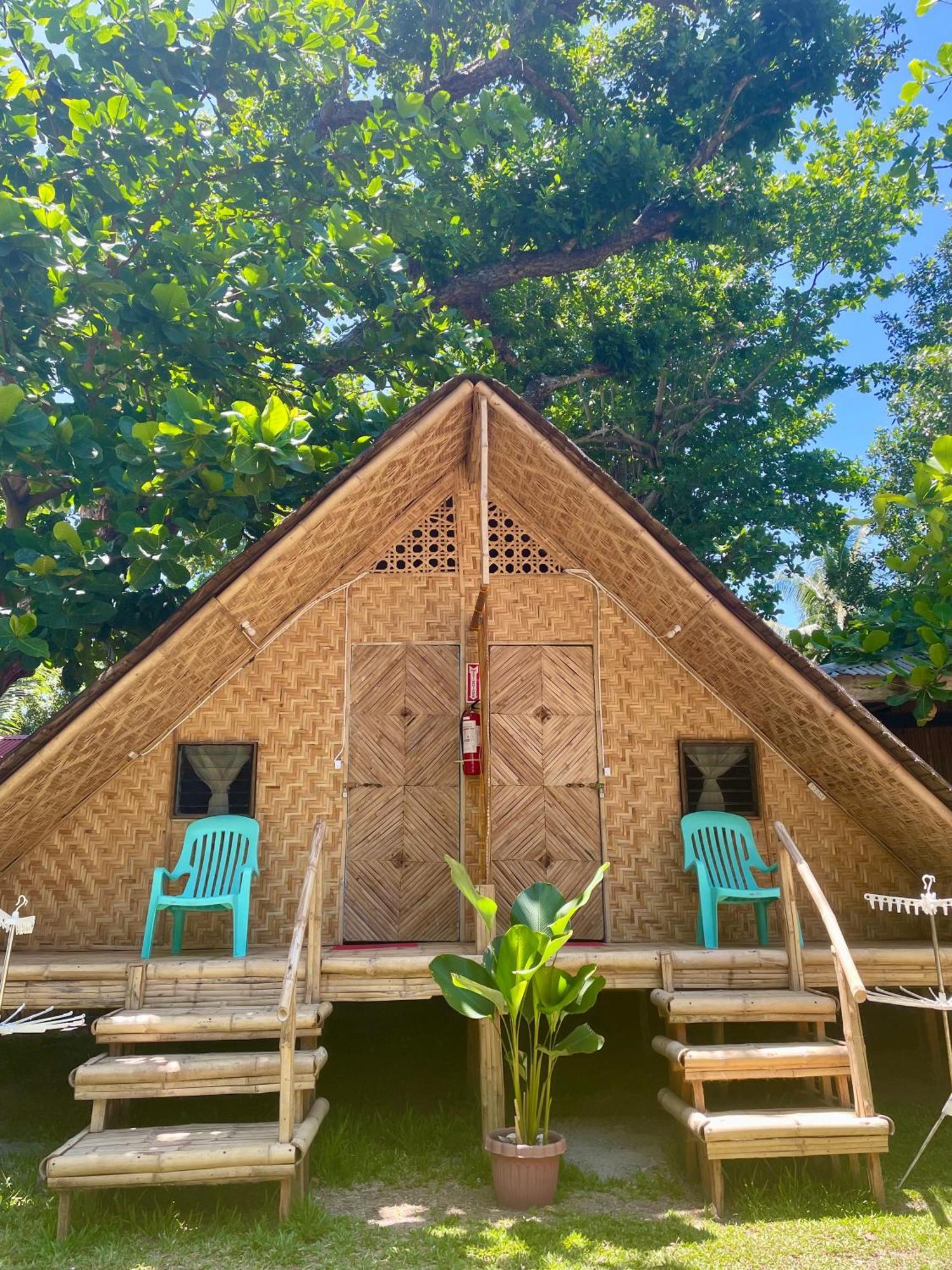 Borbon'S Treehouse By The Sea Bed & Breakfast Мамбаджао Екстериор снимка