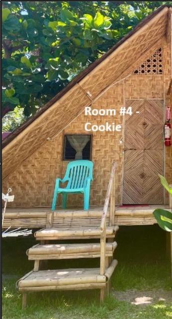 Borbon'S Treehouse By The Sea Bed & Breakfast Мамбаджао Екстериор снимка