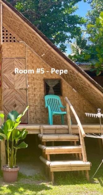 Borbon'S Treehouse By The Sea Bed & Breakfast Мамбаджао Екстериор снимка